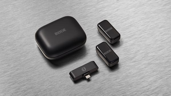La caja de los RØDE Wireless Micro, con los micrófonos y el receptor al lado.